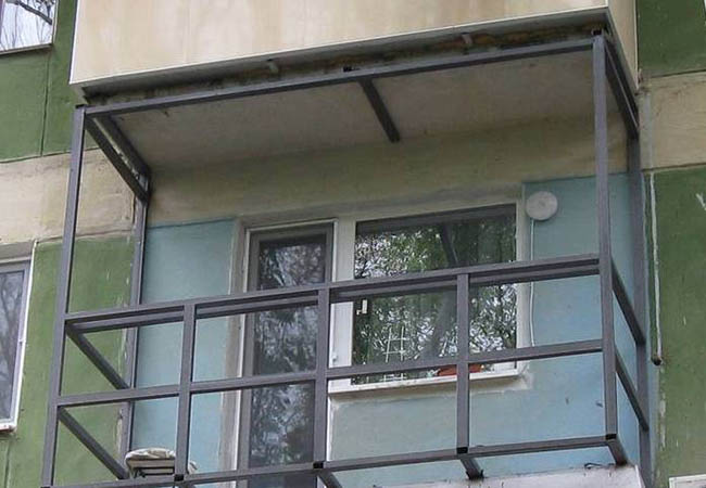Альтернативное остекление балкона оргстеклом вместо стекла Солнечногорск